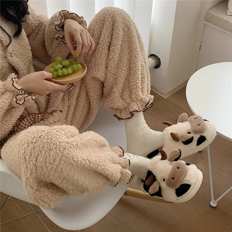 Pantufa de Inverno Unissex em Pelúcia – Estampa de Vaquinha, Antiderrapante e Macia
