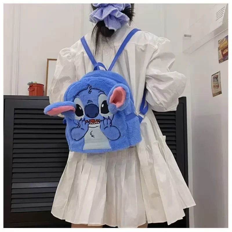 Mochila de Pelúcia Stitch 24cm – Macia, Espaçosa e Perfeita para Crianças