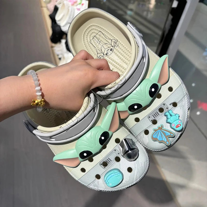 Sandália Baby Yoda Miniso – Estilo Crocs em EVA, Leve e Respirável para Crianças e Adultos