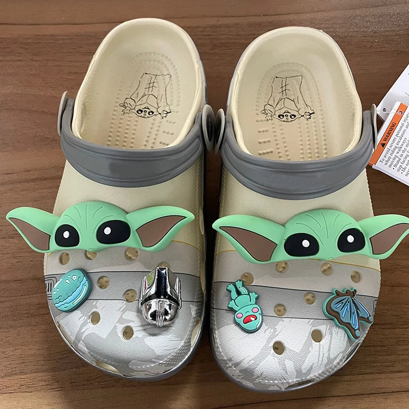 Sandália Baby Yoda Miniso – Estilo Crocs em EVA, Leve e Respirável para Crianças e Adultos