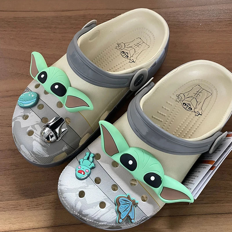 Sandália Baby Yoda Miniso – Estilo Crocs em EVA, Leve e Respirável para Crianças e Adultos