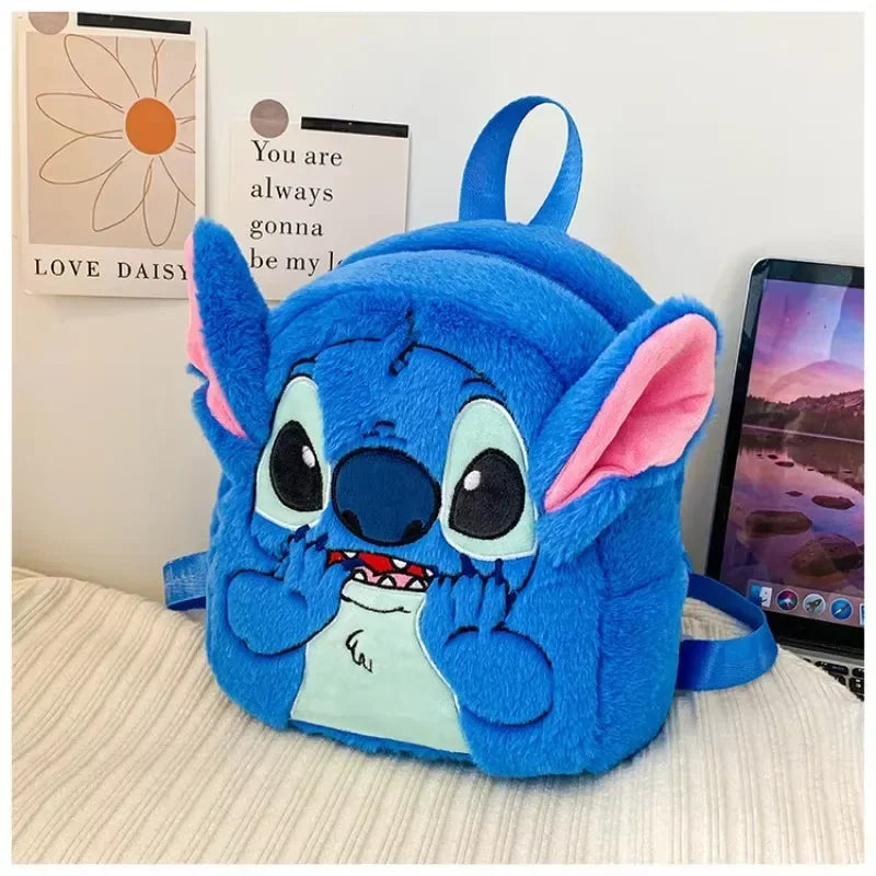 Mochila de Pelúcia Stitch 24cm – Macia, Espaçosa e Perfeita para Crianças