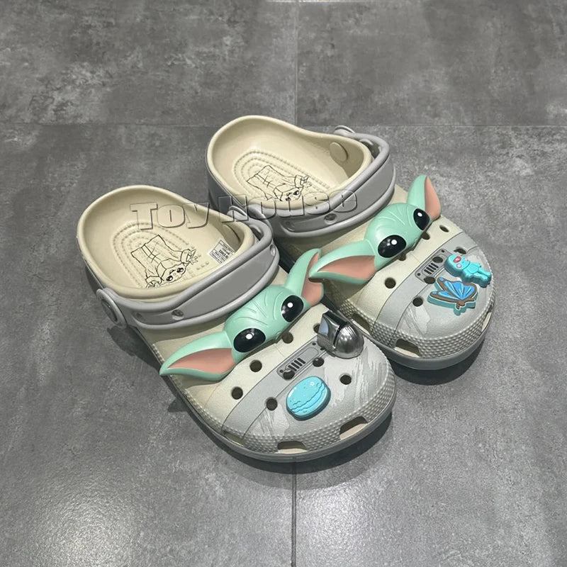 Sandália Baby Yoda Miniso – Estilo Crocs em EVA, Leve e Respirável para Crianças e Adultos