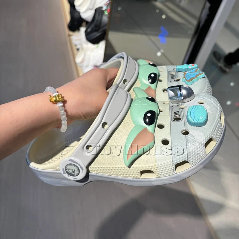 Sandália Baby Yoda Miniso – Estilo Crocs em EVA, Leve e Respirável para Crianças e Adultos