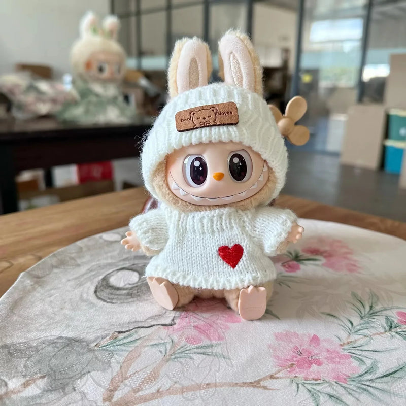 Roupas para Boneco Labubu 17cm – Conjunto com Suéter “Love”, Chapéu de Urso e Acessórios Fofos