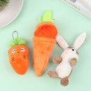 Pelúcia Coelho na Cenoura – Mini Boneco Decorativo
