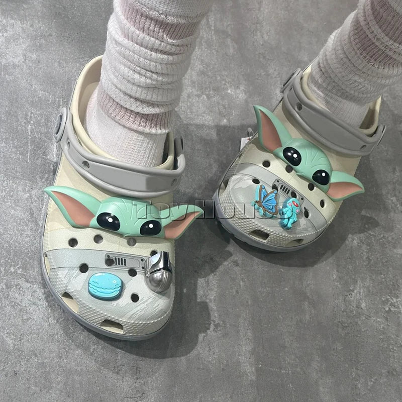 Sandália Baby Yoda Miniso – Estilo Crocs em EVA, Leve e Respirável para Crianças e Adultos
