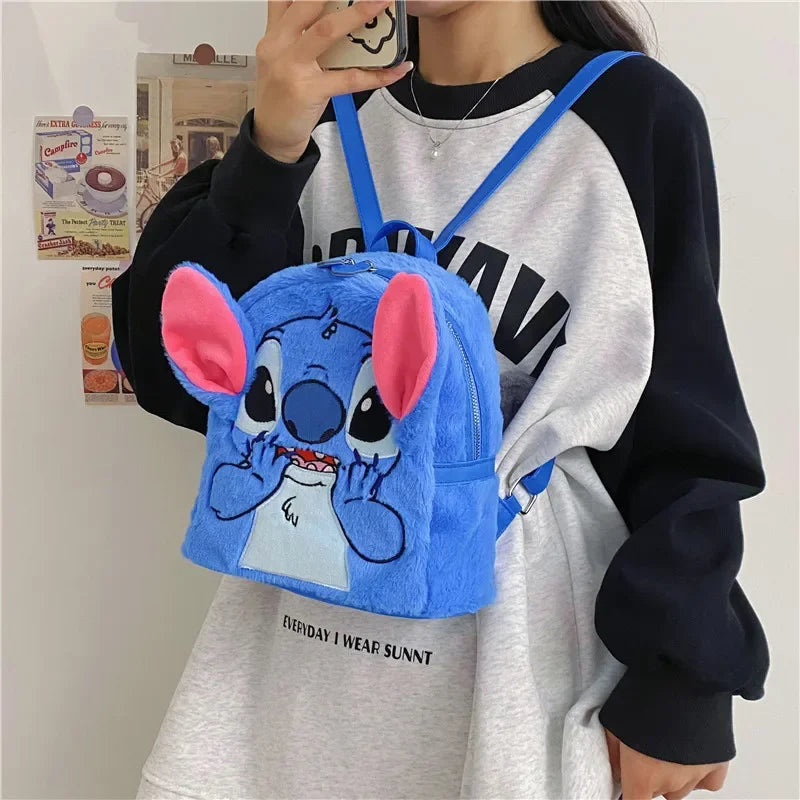 Mochila de Pelúcia Stitch 24cm – Macia, Espaçosa e Perfeita para Crianças