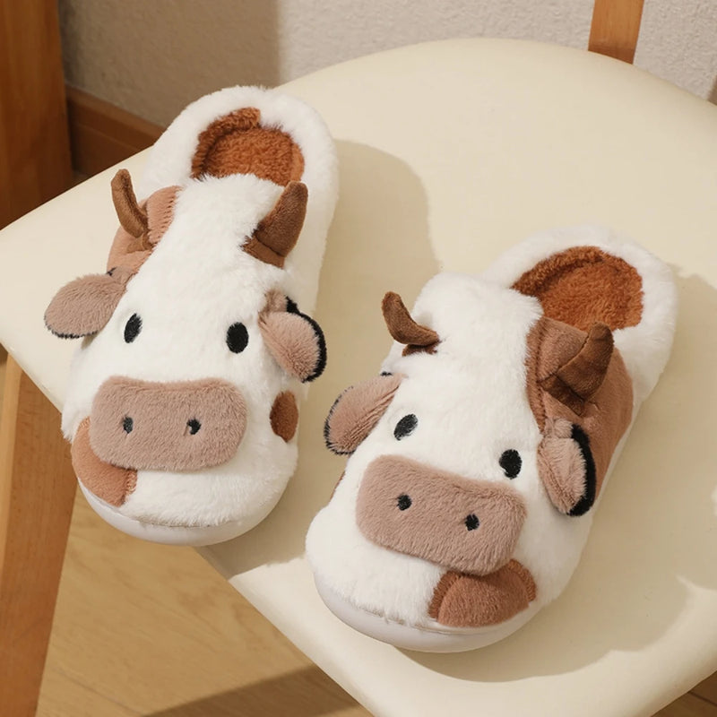 Pantufa de Inverno Unissex em Pelúcia – Estampa de Vaquinha, Antiderrapante e Macia