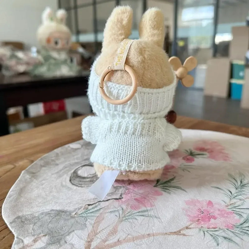 Roupas para Boneco Labubu 17cm – Conjunto com Suéter “Love”, Chapéu de Urso e Acessórios Fofos