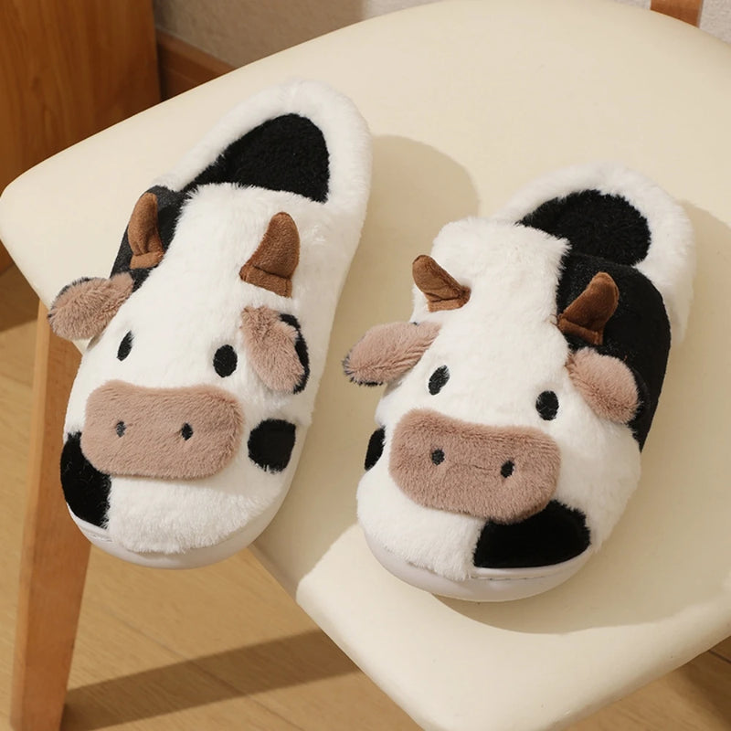 Pantufa de Inverno Unissex em Pelúcia – Estampa de Vaquinha, Antiderrapante e Macia