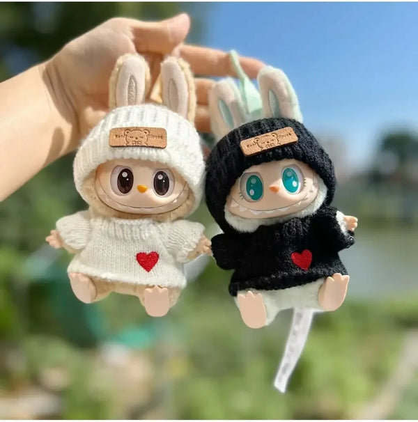 Roupas para Boneco Labubu 17cm – Conjunto com Suéter “Love”, Chapéu de Urso e Acessórios Fofos