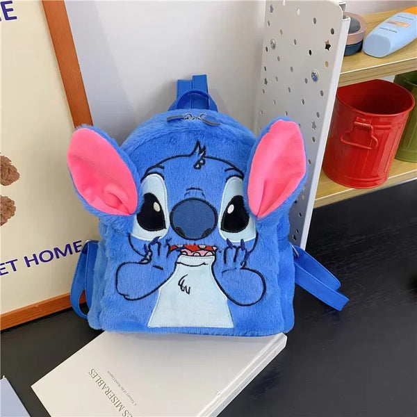 Mochila de Pelúcia Stitch 24cm – Macia, Espaçosa e Perfeita para Crianças