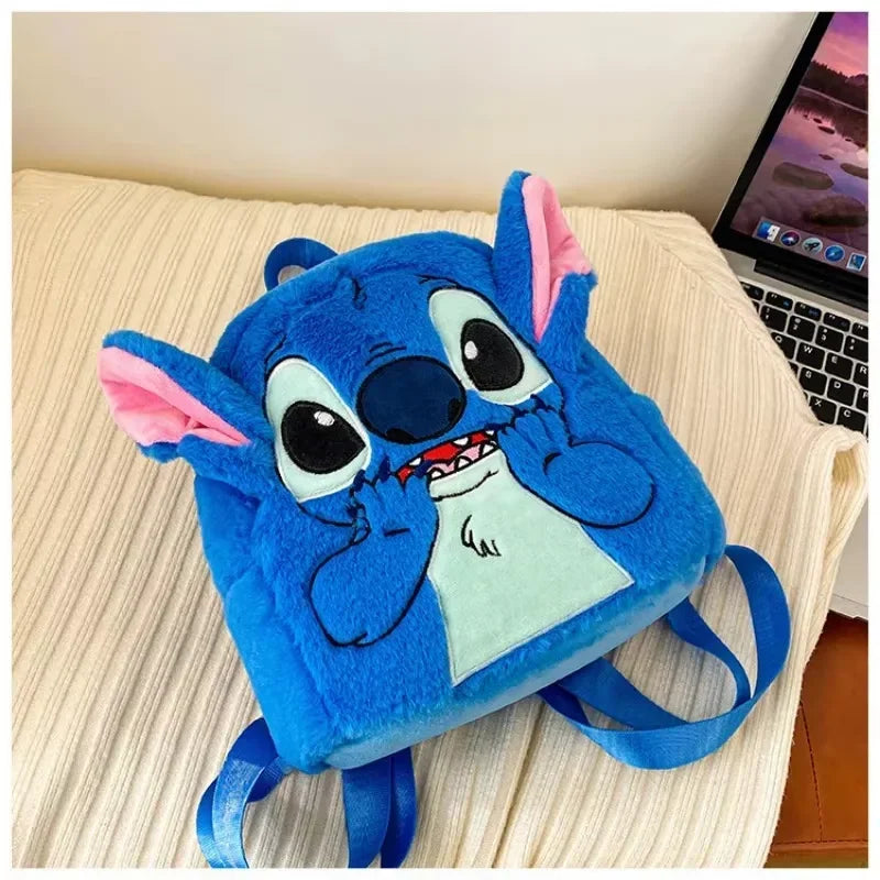 Mochila de Pelúcia Stitch 24cm – Macia, Espaçosa e Perfeita para Crianças