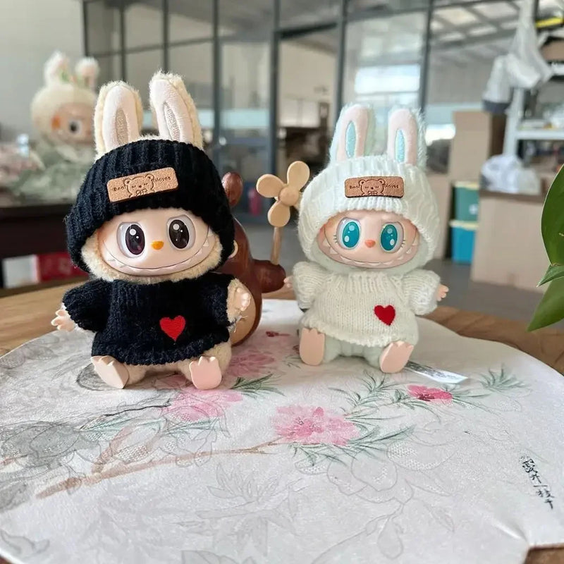 Roupas para Boneco Labubu 17cm – Conjunto com Suéter “Love”, Chapéu de Urso e Acessórios Fofos