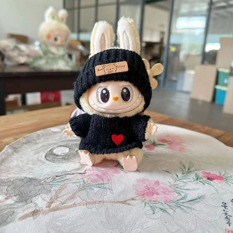Roupas para Boneco Labubu 17cm – Conjunto com Suéter “Love”, Chapéu de Urso e Acessórios Fofos